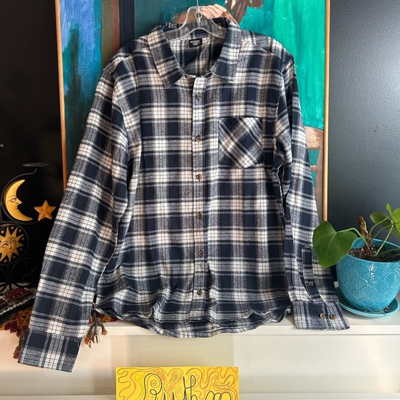 Navy and White Plaid Flannel Casual Button-Down Shirt - Picture 15 of 16